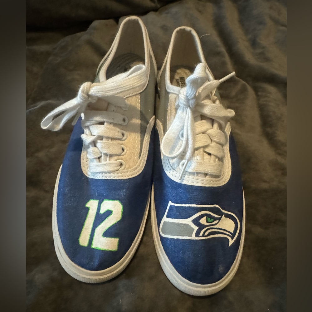Custom seahawk tennis shoes!!! 💙💚 size 8